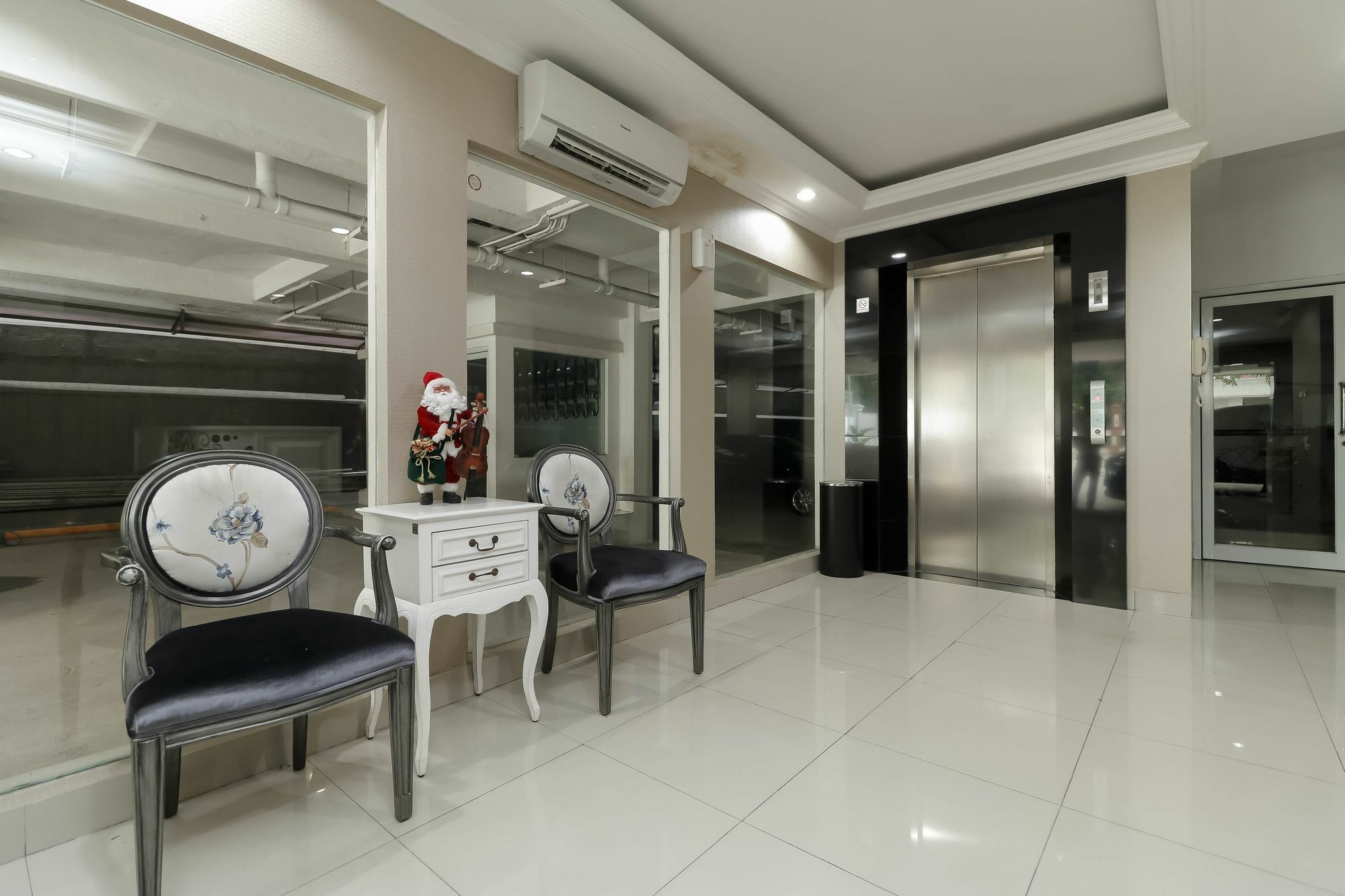 Reddoorz Plus @ Setiabudi Barat Jacarta Exterior foto